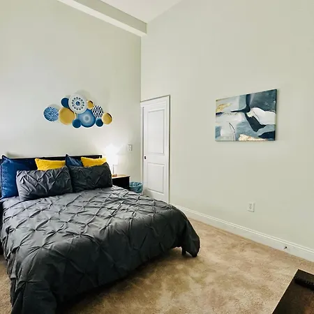 Two Bedroom Game Day Suite With 100 Projector Tv Indianapolis Exterior photo