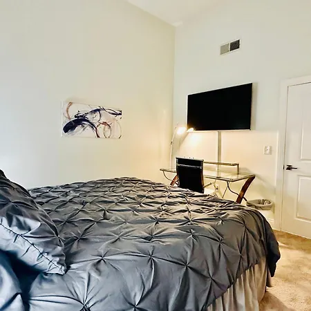 Two Bedroom Game Day Suite With 100 Projector Tv Indianapolis Exterior photo