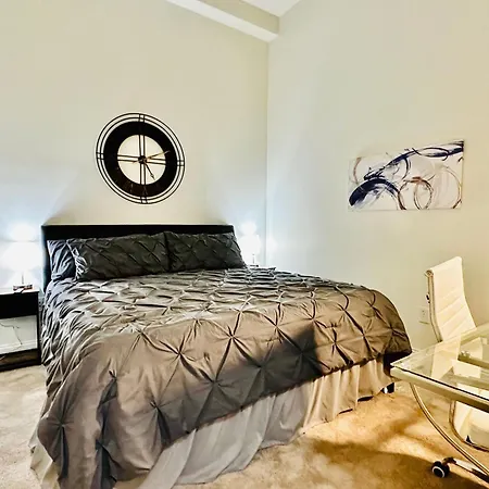 Two Bedroom Game Day Suite With 100 Projector Tv Indianapolis Exterior photo